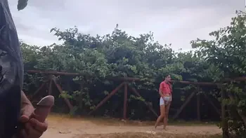 Punheta para safada que passava em público!