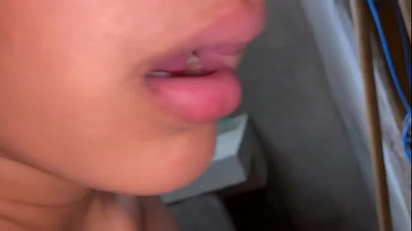 me follo a mi hermanastra cuando esta en su casa viendo un pelicula y le doy una buena follada