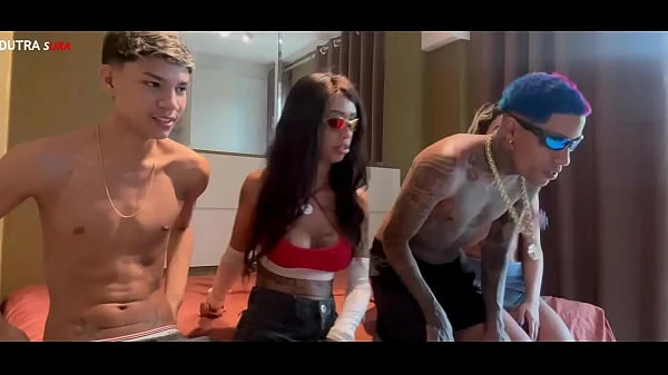 Putaria com um novinho de 18 anos - Novinho do pau grande fode a Dutra Sura com força