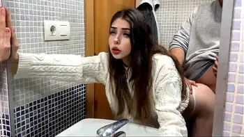 Mi casero viene a cobrar el alquiler, mientras mi novio esta en la cocina mi casero me folla ido en el baño