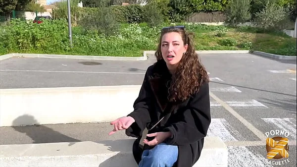 Livia, jeune bombasse, veut se faire bien baiser