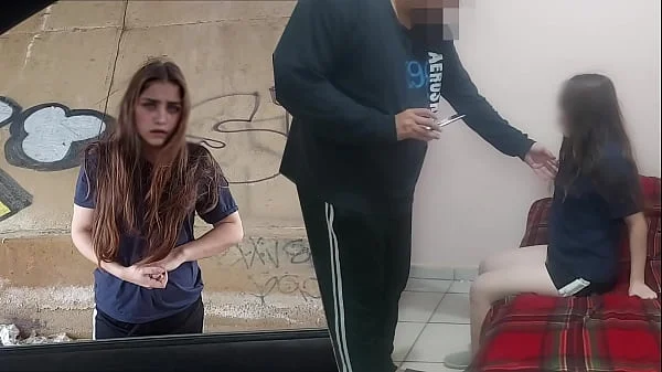 AY ME DUELE! PEQUEÑA e INOCENTE morrita putipobre de colonia marginal se va con un viejo por ayuda económica, casero real no fake