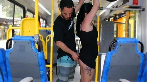 Morena tateando no ônibus
