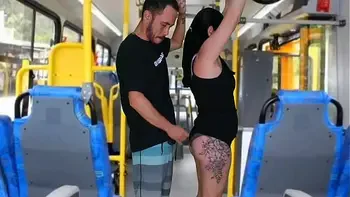 Morena tateando no ônibus