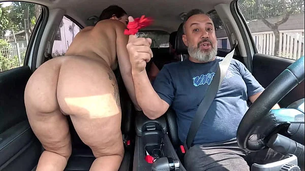 A rabuda Lidi Ferrari venho de carona e trouxe segurança e acabou brincando com os dois