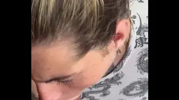 Hermosa chupada le doy a mi amigo y me da toda la lechita en la cara