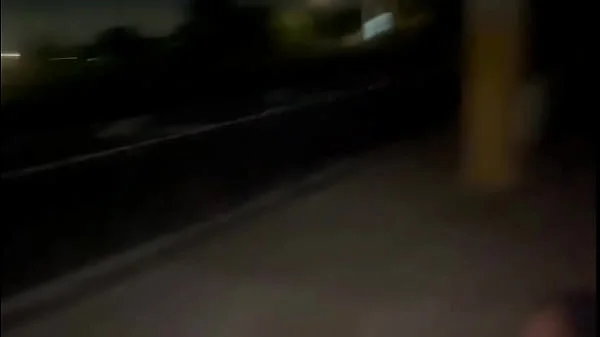 ESPOSA MALHANDO NA RUA A NOITE FAZ SEXO AMADOR NA RUA