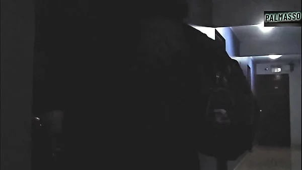 Extranjera, gordita, culona y tetona, recién llegada, me muestra sus tetas para conseguir trabajo. Luego nos encontramos en la calle para ir a un hotel a coger.