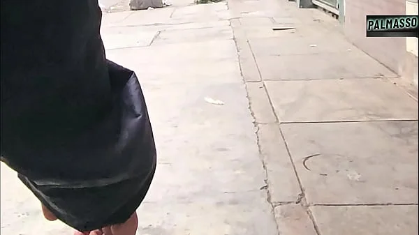 Extranjera, gordita, culona y tetona, recién llegada, me muestra sus tetas para conseguir trabajo. Luego nos encontramos en la calle para ir a un hotel a coger.