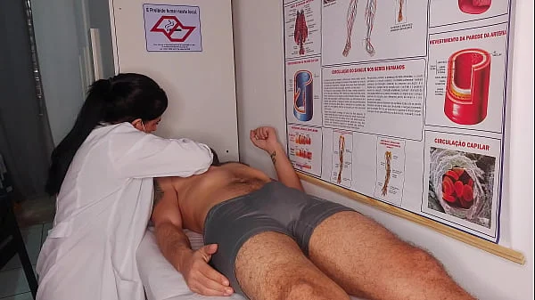 Ereção na frente da enfermeira