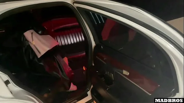 A Beautiful Daddy’s Girl Fucked In A Limo For Fun While Talking On The Phone !!!