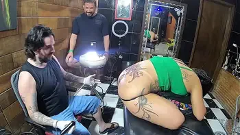 Vloog Essa Morena Tatuou a Bunda e Fez a Tatuagem Igual da Cantora Anita