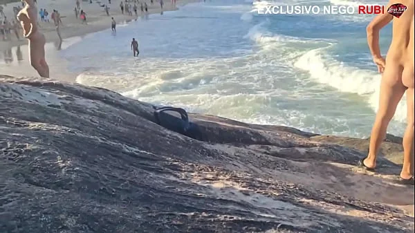 SONHO DE CORNO - DESSA VEZ EU COMO UM CORNINHO PUTO PASSEI DOS LIMITES ELA DEU PRA MAIS DE 20 CARAS NA PRAIA POREM SÓ CONSEGUI GRAVAR ALGUNS FODENDO COM ELA