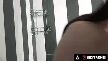 21 SEXTREME - Naughty Sexy Granny Gets Her Pussy Eaten Out By Teen Girl Mia Evans