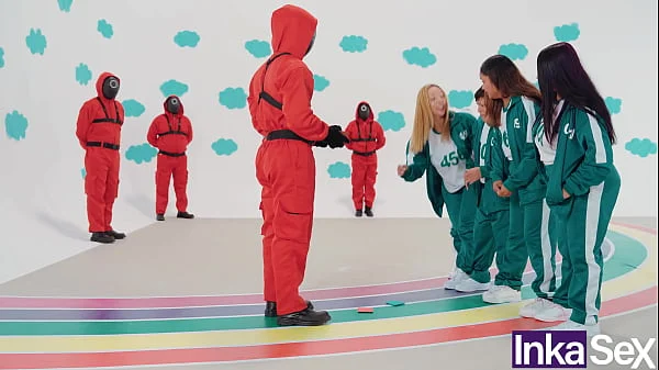 SQUID GAME FINAL - Vitoria Beatriz Brasilera tetona y culona participa en los juegos del calamar y es follada por unos ENANOS.