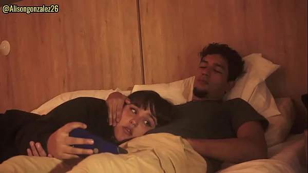 Mirando Netflix con mi hermanastra pero no pude evitar meter mi pene en su boca, casi nos descubren!!