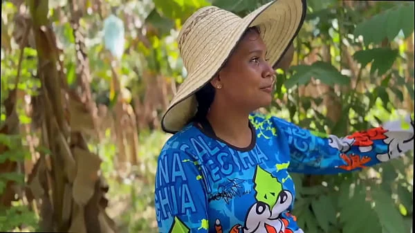 campesina inocente es follada a cambio de unas gallinas