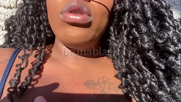 JOI- Jovem negra gozando gostoso enquanto masturba sua buceta cremosa no quinta de casa. BRUB