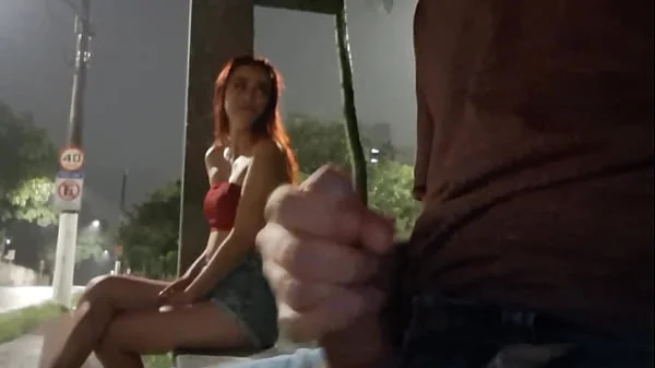 Tirei pau pra fora e bati punheta no ponto de ônibus ao lado de uma garota!