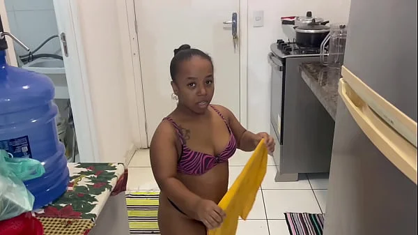 Fodendo a mini buceta da anãzinha e o cozinho dela pela primeira vez. (COMPLETO NO RED E NO CHER)