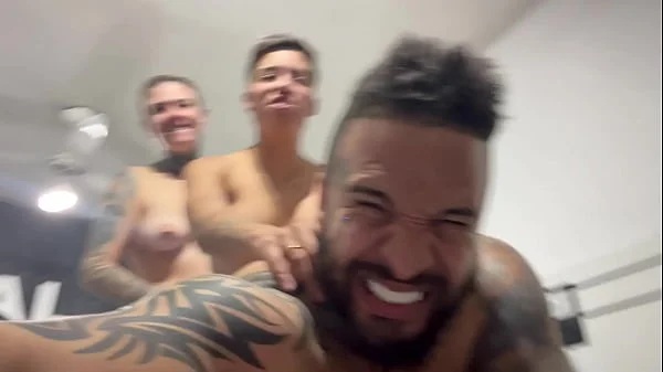 Aquele sexo gostoso sentindo a socada ate o fim no cu e na buceta no pelo ate gozar juntos !