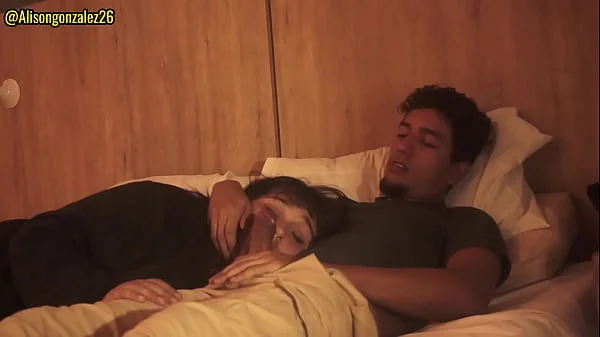 Tengo sueño hermanastro, dejame acostarme en tus piernas, pero no metas tu pene en mi boca por favor!!