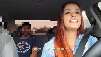 Motorista de app safada pegou passageiro se masturbando por trás e fudeu com ele sem camisinha!