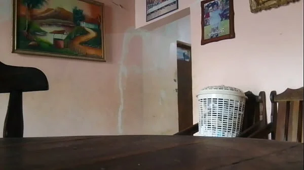 Morena latina de gran culo seduce a su padrastro