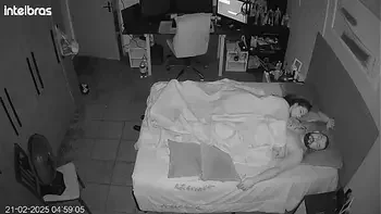 Eles fingem esquecer a câmera como loucos no quarto