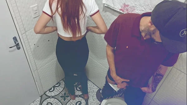 Fodida por um estranho no banheiro de um barzinho sem camisinha!