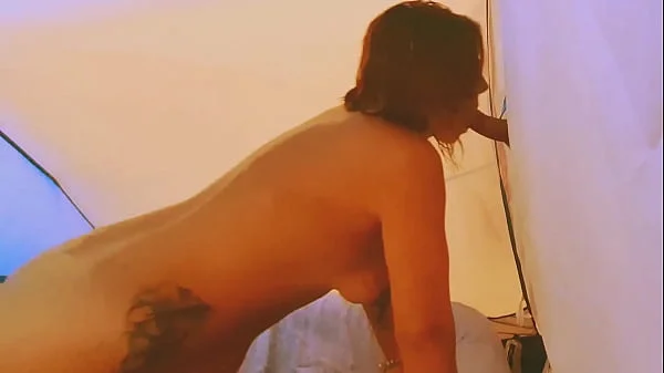 Entro nella tenda nel campeggio e trovo la gostosa milf italiana che si tocca la figa pelosa