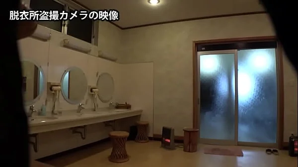 【衝撃放送事故】温泉リポートに来た爆乳アナウンサー 温泉の中と脱衣所でハメ撮りを撮影 1