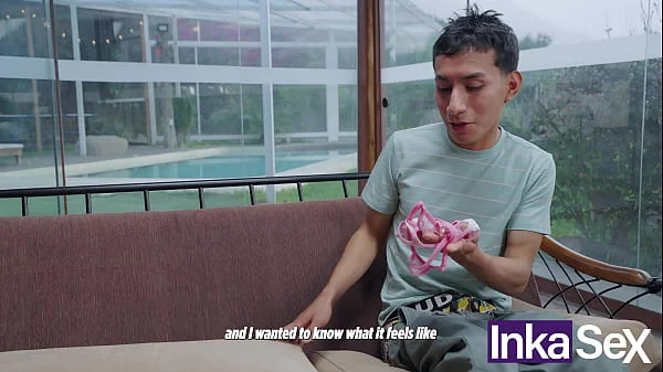 Mi Hermanastra me encuentra oliendo sus bragas y me folla a escondidas de mi Padrastro.