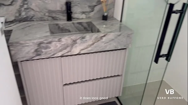 Agente inmobiliaria se toma la leche de su cliente