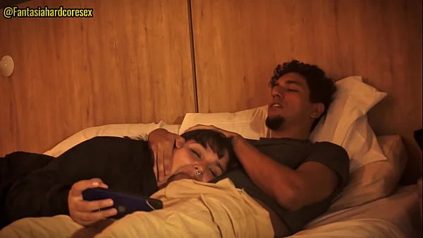 No puedo dejar de tocarme y tuve que poner mi pene en la boca de mi hermanastra (por poco nos descubren)