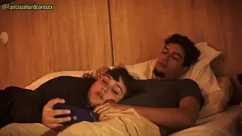 No puedo dejar de tocarme y tuve que poner mi pene en la boca de mi hermanastra (por poco nos descubren)