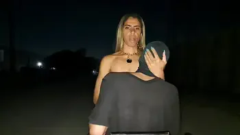 ESPOSA DANDO PRA UM ESTRANHO NO MEIO DA VIA PÚBLICA RJ