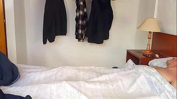 Madrastra ayuda a despertar a su hijastro