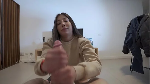 Me ve masturbandome mal y me ayuda Mi hermanastra es la mejor