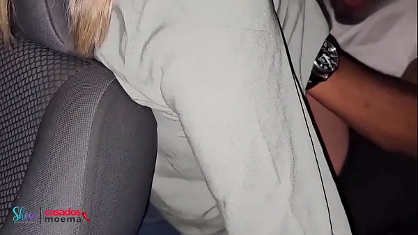 O corno ficou olhando sua esposa namorar o BBC na frente de todo mundo