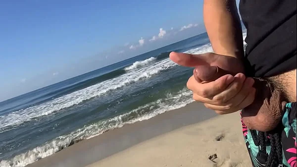 Me saco la polla en la playa pública para ver si alguna chica se antoja y consigo PREMIO DOBLE