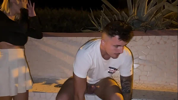 passeggio lungo mare  e uno sconosciuto si accorge che non ho le mutande, video outdoor