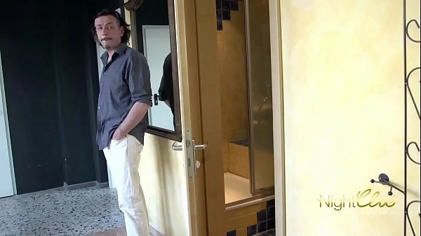 Chef fickt seine junge notgeile Angestellte im Office