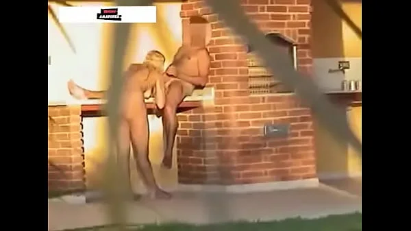 Loira novinha gostosa e flagrada por câmera escondida trepando na chácara. Sexo amador real. Sexo oral e anal.