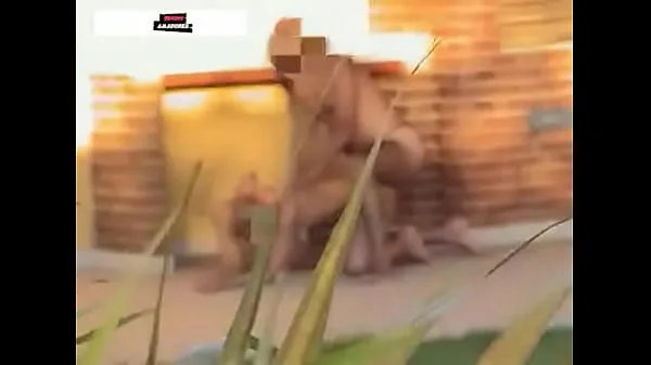 Loira novinha gostosa e flagrada por câmera escondida trepando na chácara. Sexo amador real. Sexo oral e anal.