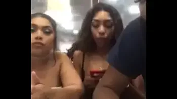 Novinhas doidas mostrando os peitos no McDonald's