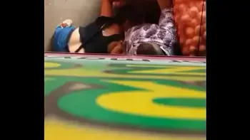 Esse homem foi flagrado sendo a. por essas mulheres no Ceará, reparem oq elas fazem com esse pobre coitado. Isso não pode ficar assim!