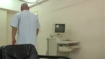 Geile sexy slimme patient wil dokter's lul nadat ze hem betrapt