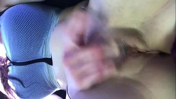 Se masturba dentro del carro