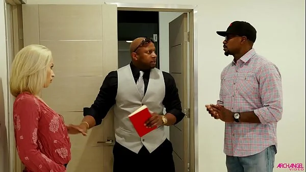 HOT BLONDE TRIES TO NEGOTIATE A HOUSE DEAL WITH AGENT